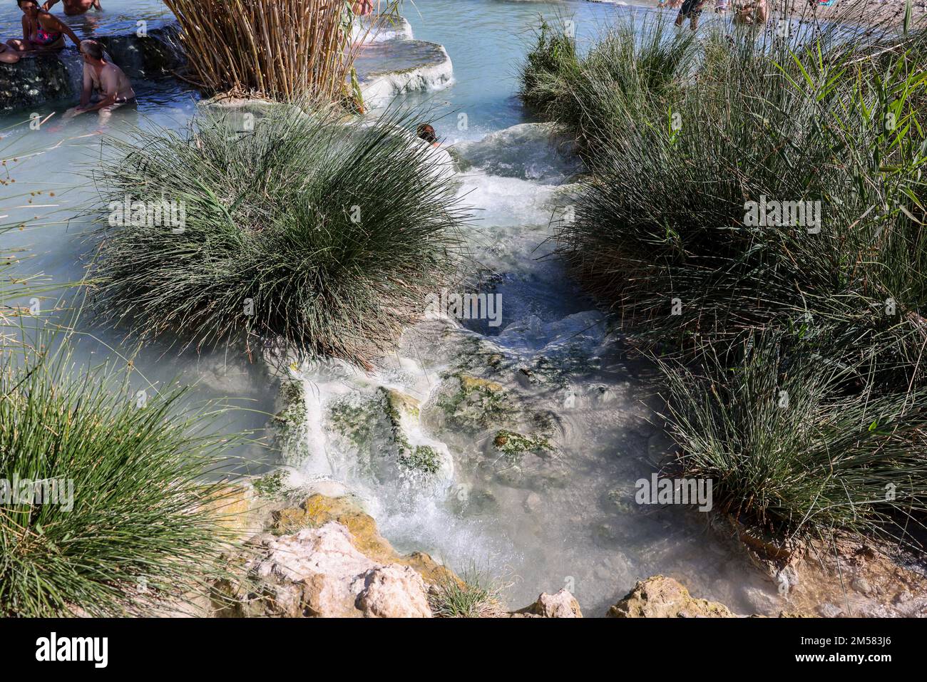 Saturnia, Italien - 13. September 2022: Die Menschen baden in den heißen Quellen der Saturnia Therme, Saturnia, Toskana, Italien Stockfoto