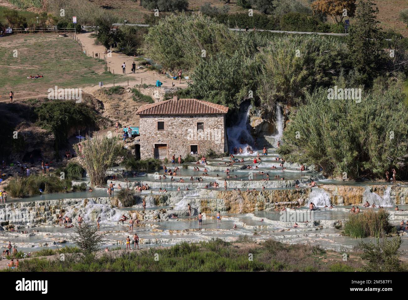 Saturnia, Italien - 13. September 2022: Die Menschen baden in den heißen Quellen der Saturnia Therme, Saturnia, Toskana, Italien Stockfoto