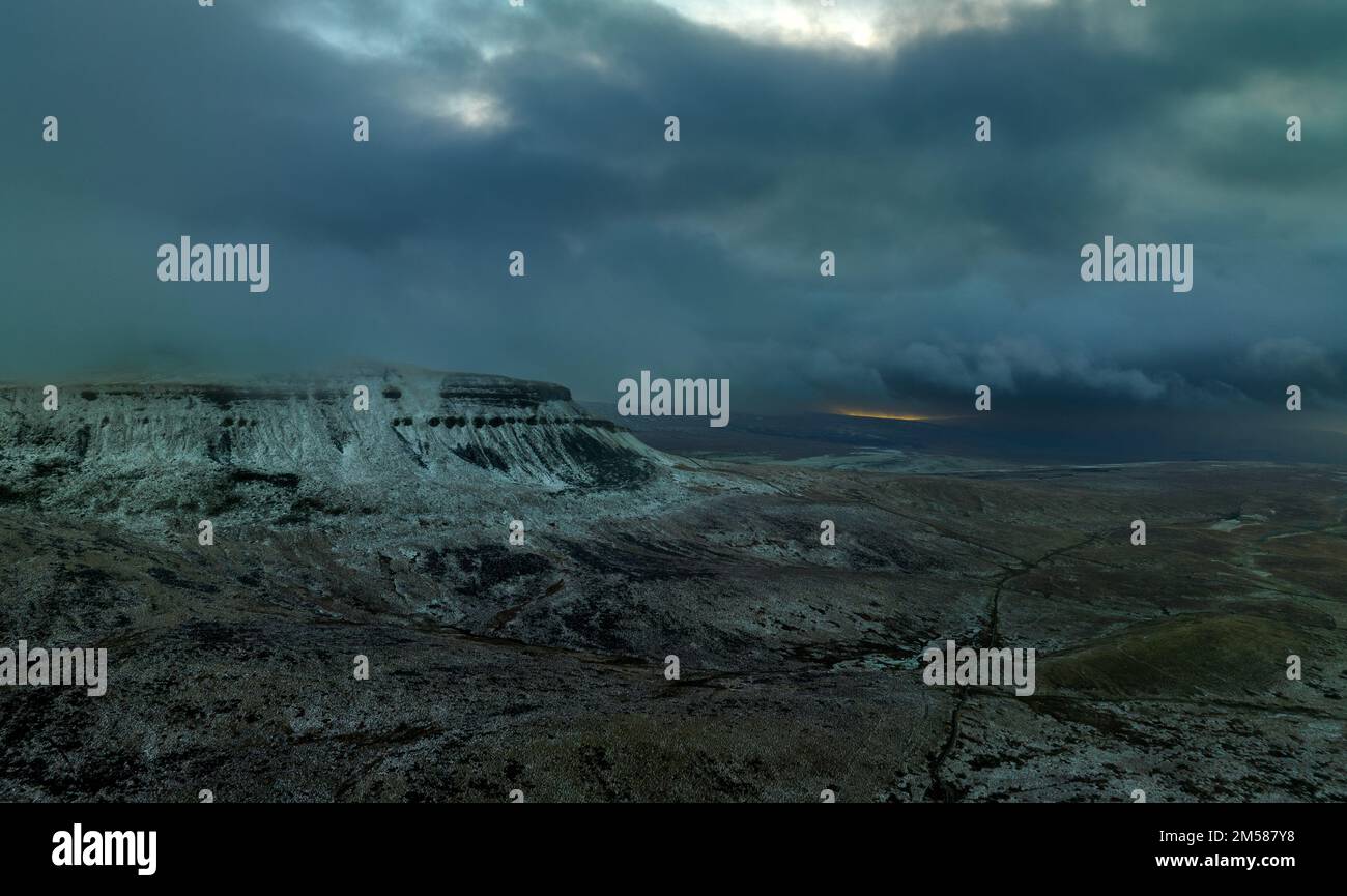 Bei Morgengrauen über Yorkshire Dales fiel Penyghent Stockfoto