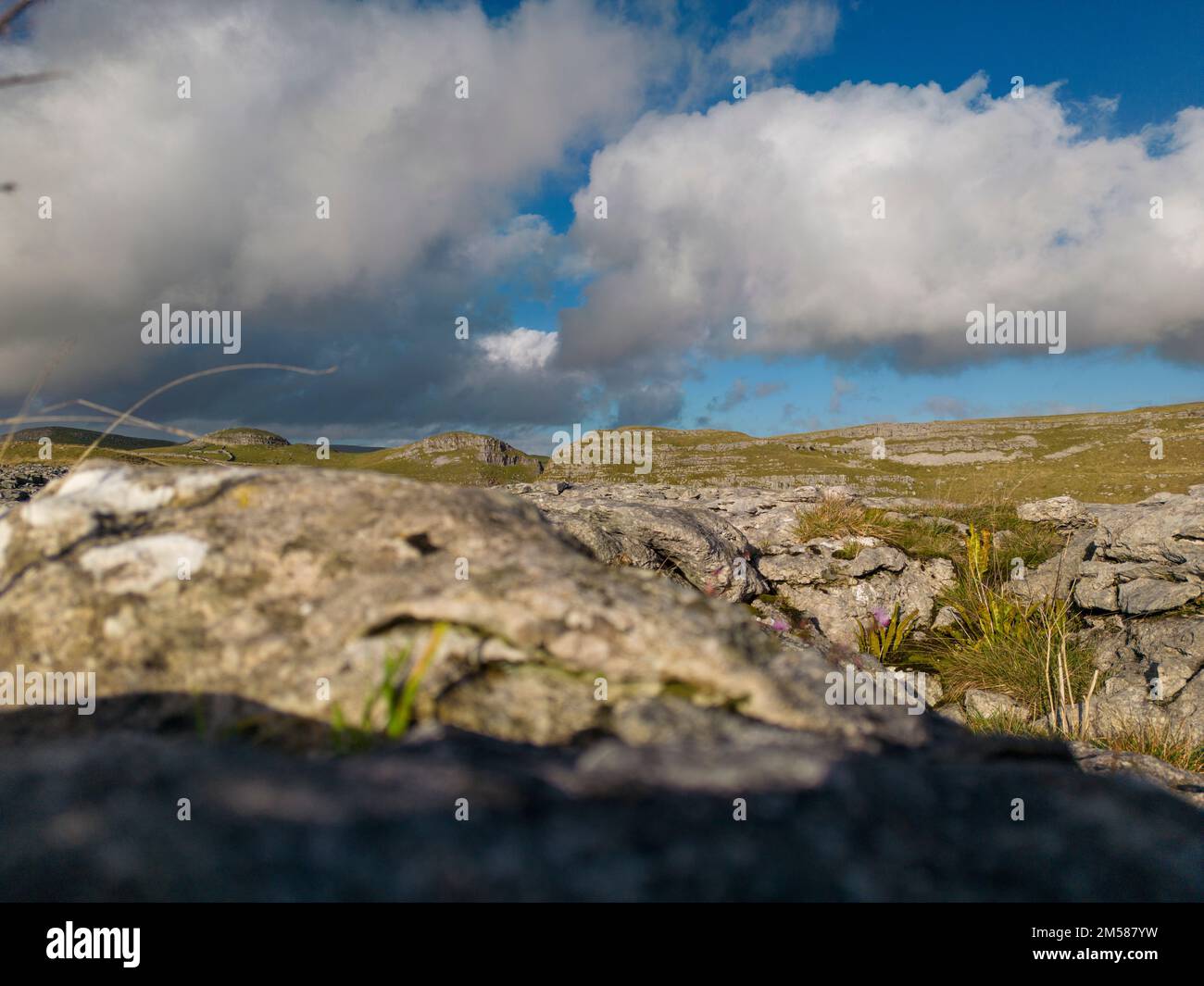 Unvergleichliche Aussicht auf Kalksteinpflaster in der Nähe von Malham mit Comb Hill und Dean Moor Hill in der Ferne Stockfoto