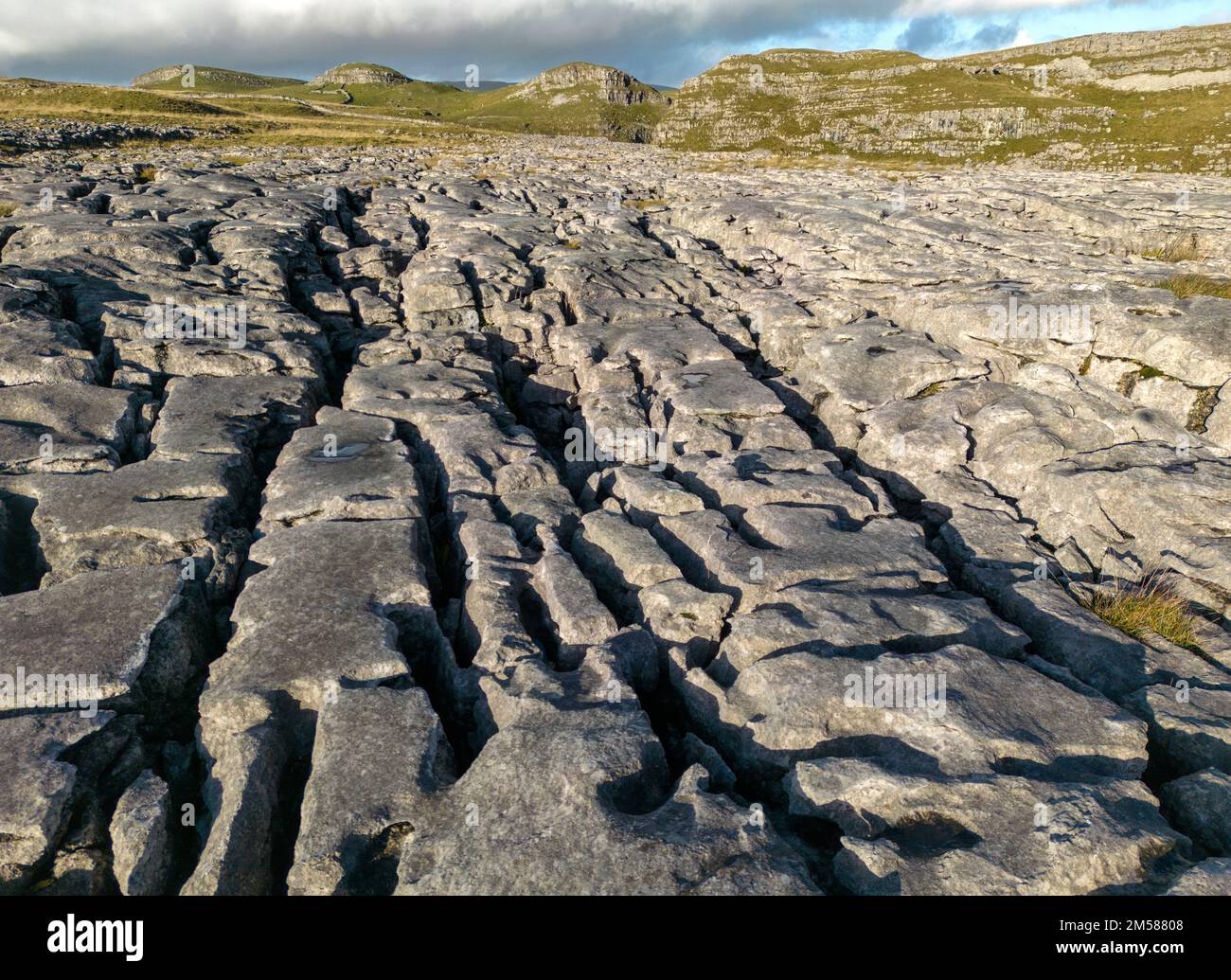 Unvergleichliche Aussicht auf Kalksteinpflaster in der Nähe von Malham mit Comb Hill und Dean Moor Hill in der Ferne Stockfoto