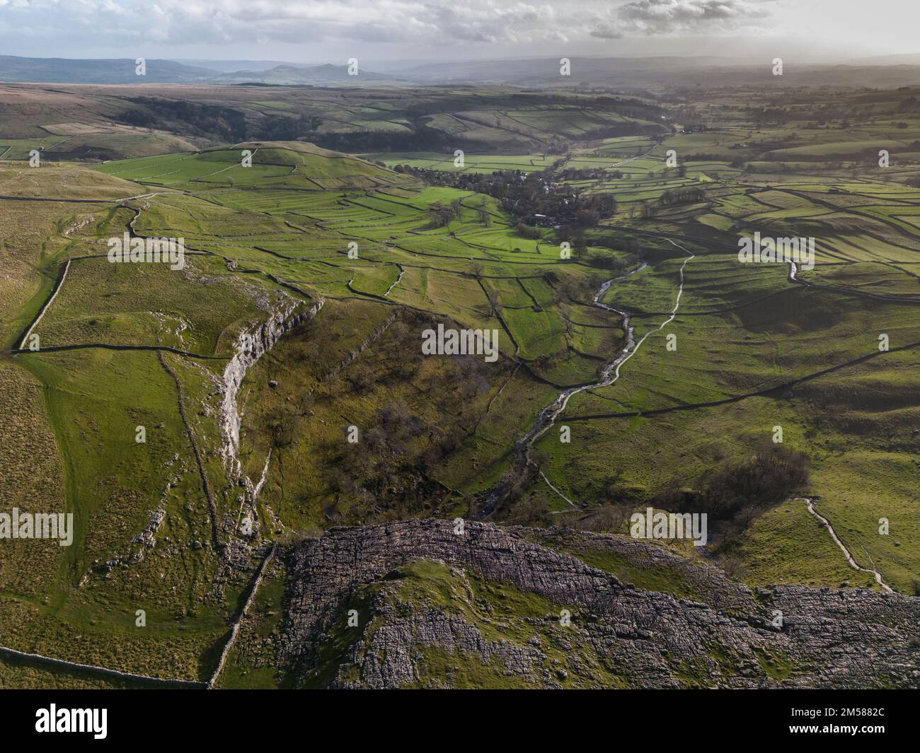 Luftaufnahme des Kalksteinpflasters auf dem Gipfel der Malham Cove Stockfoto