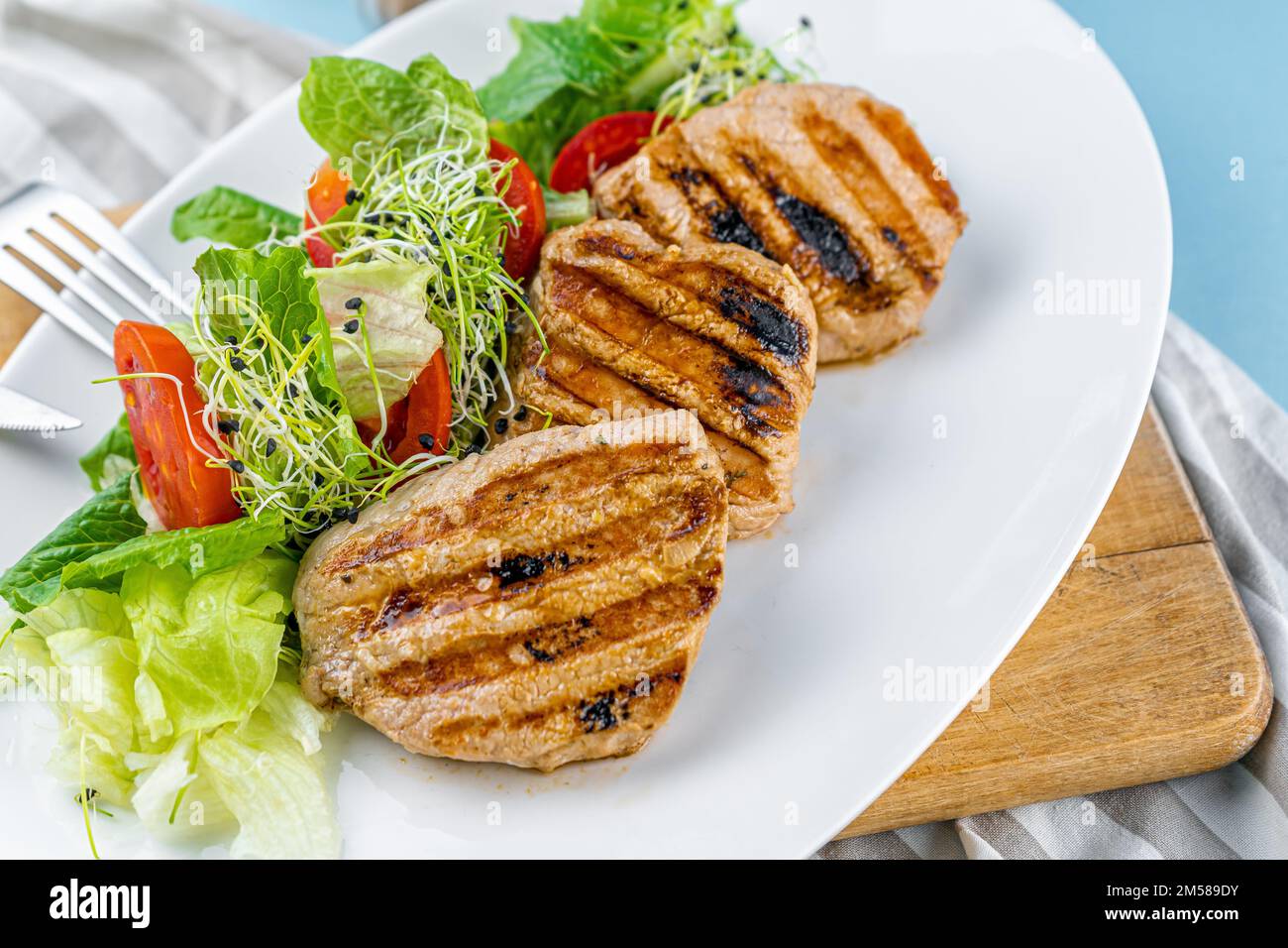 Fleisch mit Gemüse. Schweinemedaillons. Gegrilltes Fleisch. Cutlets close-up. Rindfleisch Stockfoto