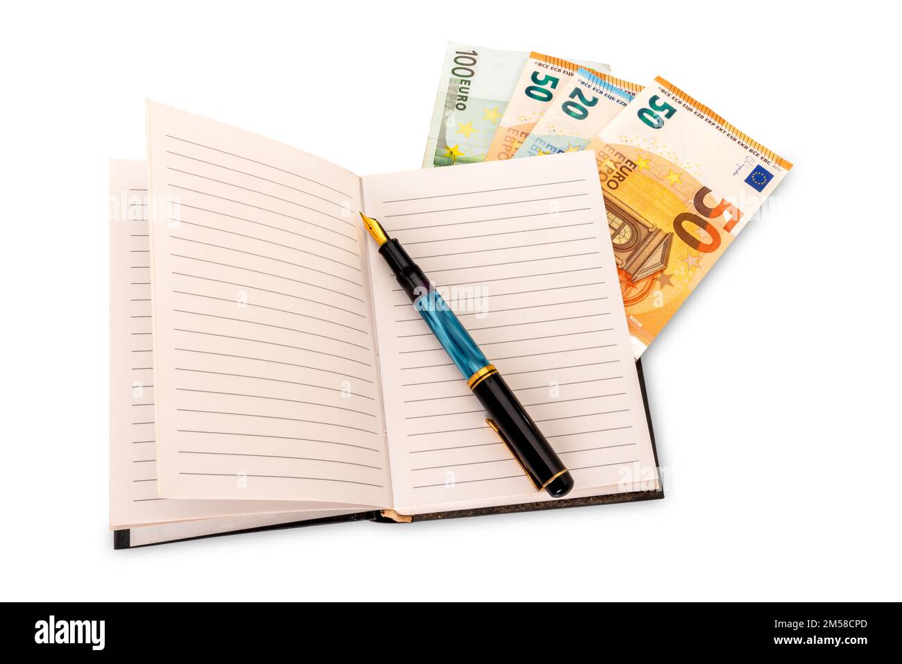 Notizbuch mit altem Füllfederhalter und Euro-Banknoten zwischen den Seiten, isoliert auf weiß mit Clipping-Pfad, Budget, Bilanzkonzept Stockfoto
