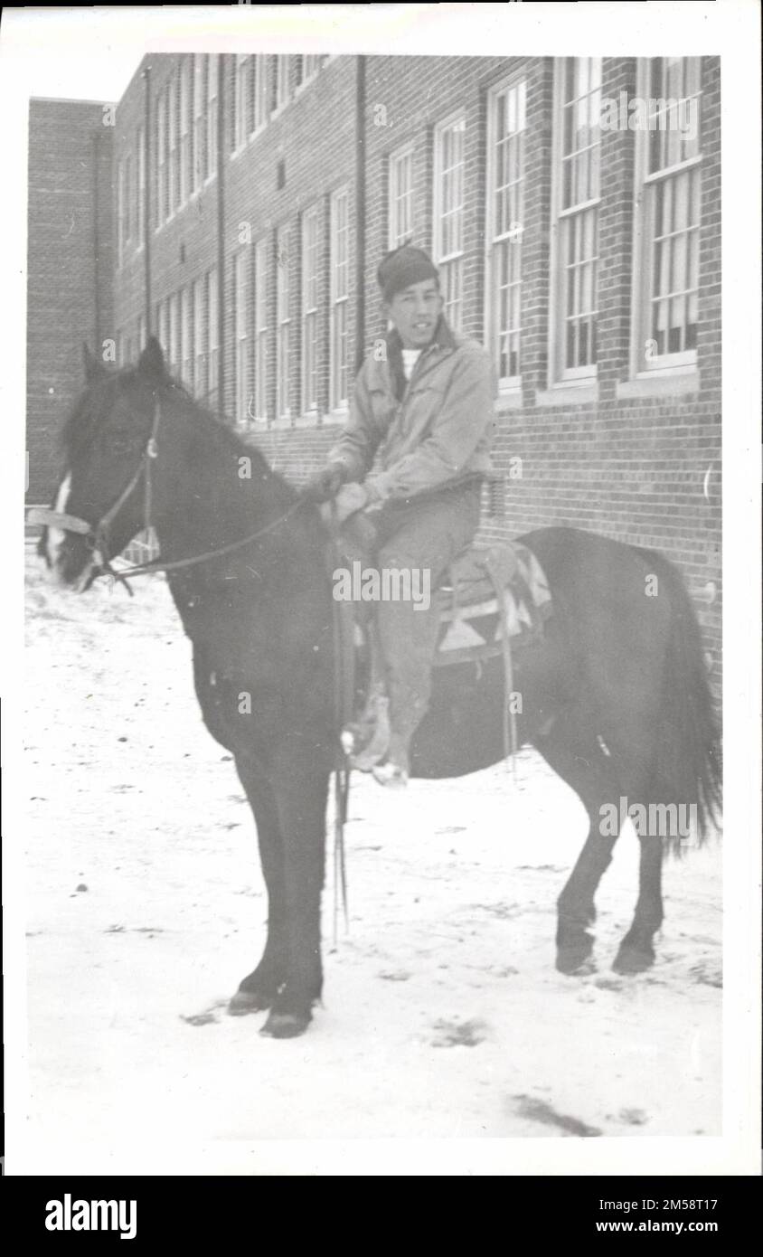 Mann auf dem Pferd. Originalunterschrift: Miscellaneous (Mann auf dem Pferd). 1923 - 1955.. Innenministerium. Büro für Indianerangelegenheiten. Pine Ridge Agentur. 9/17/1947-. Fotos Stockfoto