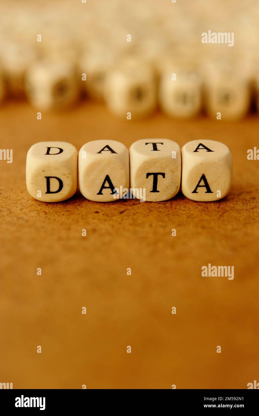 Würfel mit Buchstaben, die das Wort DATA bilden Stockfoto