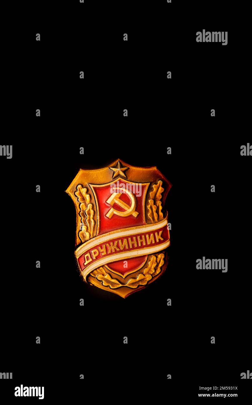 kommunistische UdSSR-Nadel auf schwarzem Samthintergrund Stockfoto