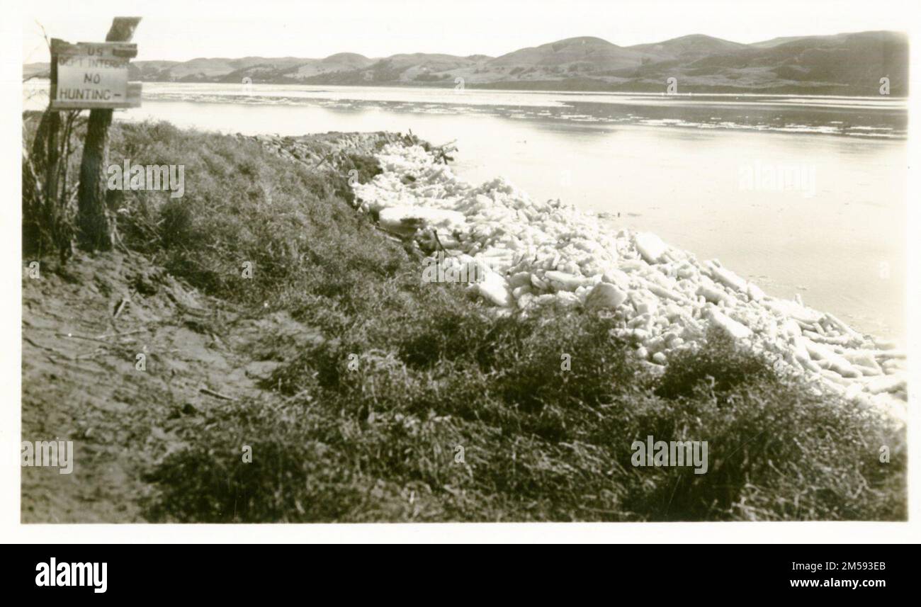 Steigdruck des Eisflusses auf der Anlegestelle. Central Plains Region (Kansas City, MO). Fotodruck. Innenministerium. Büro für Indianerangelegenheiten. Agentur Pierre. 1954-1972. Dezimale Entsprechung Stockfoto