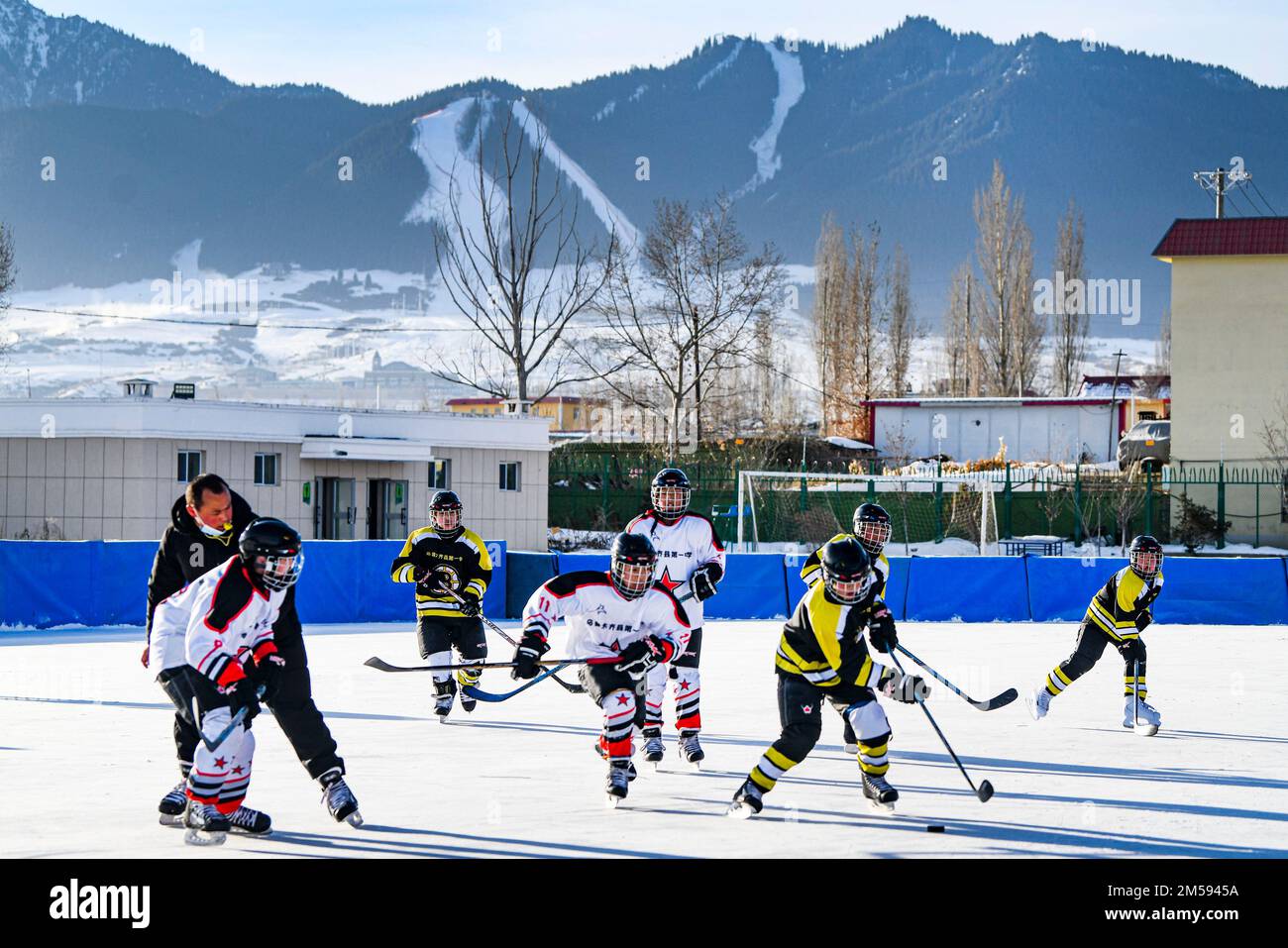 (221227) -- PEKING, 27. Dezember 2022 (Xinhua) -- Aktenfoto aufgenommen am 12. Januar 2022 zeigt Studenten der Sekundarschule des Urumqi County Eishockey in Urumqi, Nordwestchina, Uygur Autonomous Region. China wird umfangreiche öffentliche Fitnessinitiativen starten, den Sportunterricht für Jugendliche verbessern, die allgemeine Entwicklung des Freizeit- und des Wettkampfsports fördern, Und sich schneller zu bewegen, um China zu einem Land zu machen, das stark im Sport ist, so der Bericht, der dem 20. Nationalen Kongress der Kommunistischen Partei Chinas vom 16. Bis 22. Oktober in Peking vorgelegt wurde. (Xinhua/Wang Fei) Stockfoto