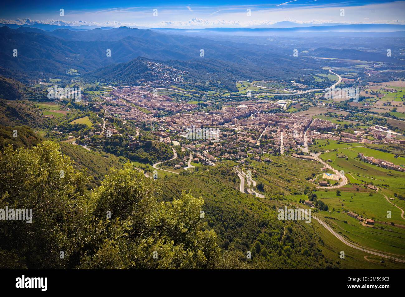 Luftaufnahme der Stadt Berga vom Kloster Queralt, Bergueda, Katalonien, Spanien Stockfoto