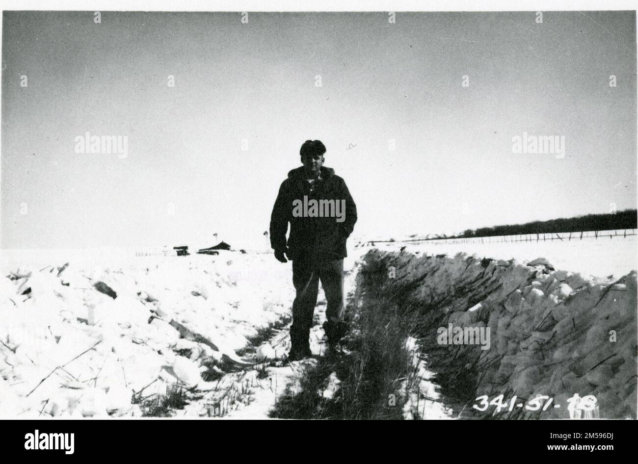 Schneeabdeckung auf ebenem Untergrund. Central Plains Region (Kansas City, MO). Fotodruck. Innenministerium. Büro für Indianerangelegenheiten. Aberdeen Area Office. Fort Berthold Agency. 1949-. Fotos Stockfoto