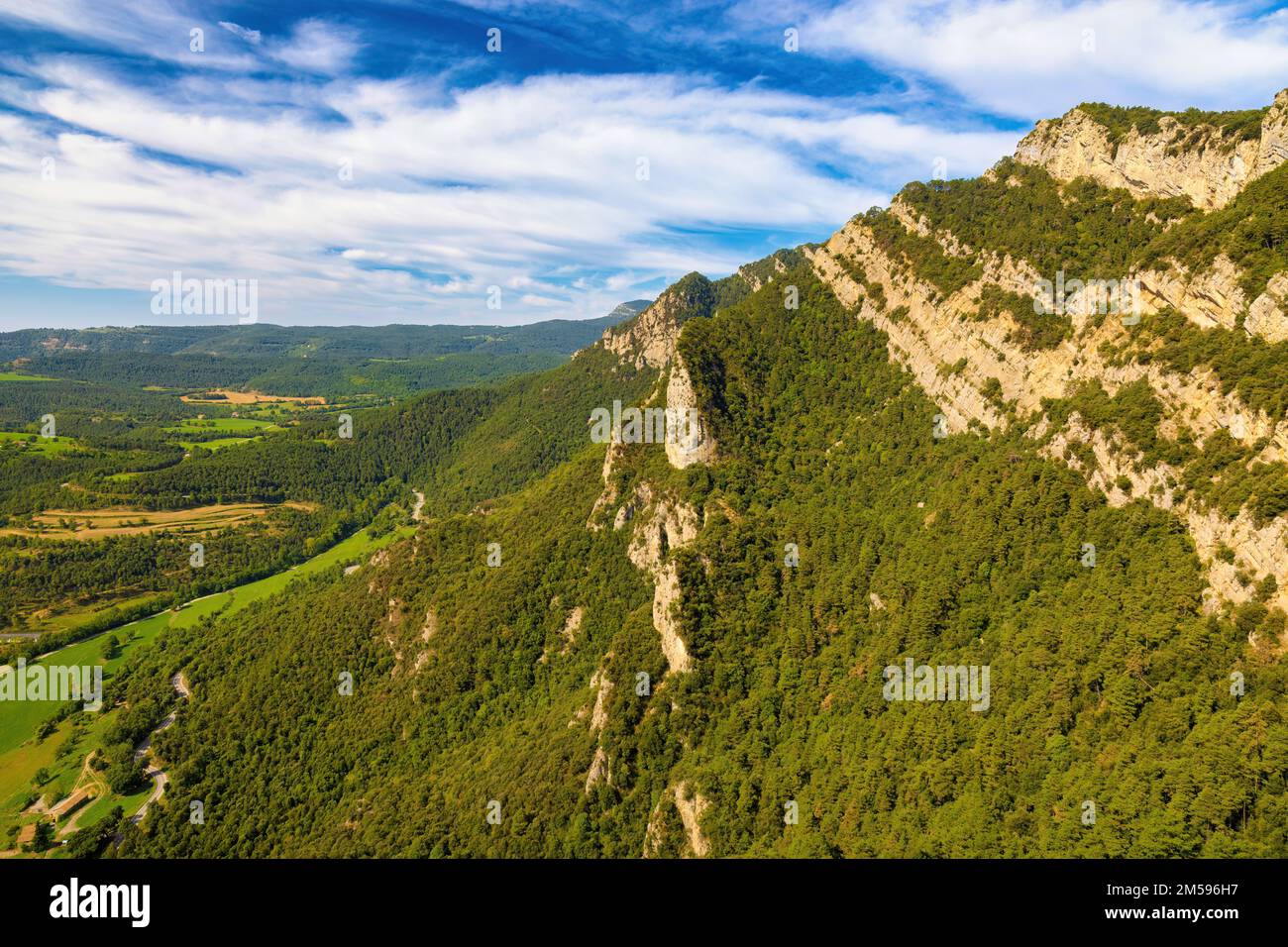 Luftaufnahme der Berge und Wälder von Queral vom Kloster Berga, Katalonien, Spanien Stockfoto