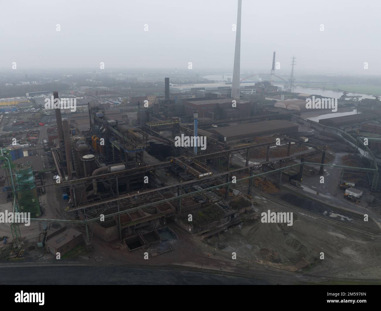 Ruhrgebiet, schweres Industriegebiet in der Nähe von Düsseldorf. Kohlebergwerke, Hochöfen, Stahlwerke, deutsches Industrietechnik und Stahlproduktion. Antenne Stockfoto