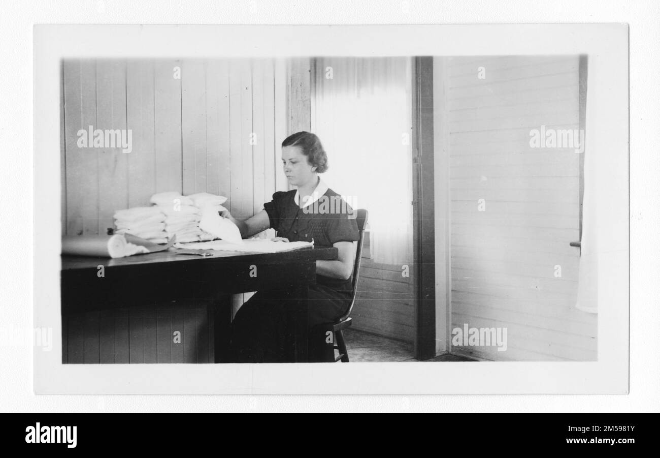 Originaltitel: "Verbandsmaterial für den Einsatz im Feld herstellen". 1936 - 1942. Pazifikregion (Riverside, Kalifornien). Fotodruck. Innenministerium. Büro für Indianerangelegenheiten. Missionsbehörde. 11/15/1920-6/17/1946. Fotos Stockfoto