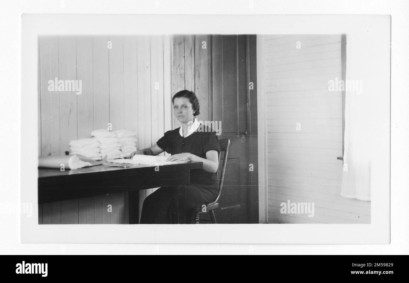 Originalüberschrift: "Dressings für den Außeneinsatz herstellen". 1936 - 1942. Pazifikregion (Riverside, Kalifornien). Fotodruck. Innenministerium. Büro für Indianerangelegenheiten. Missionsbehörde. 11/15/1920-6/17/1946. Fotos Stockfoto