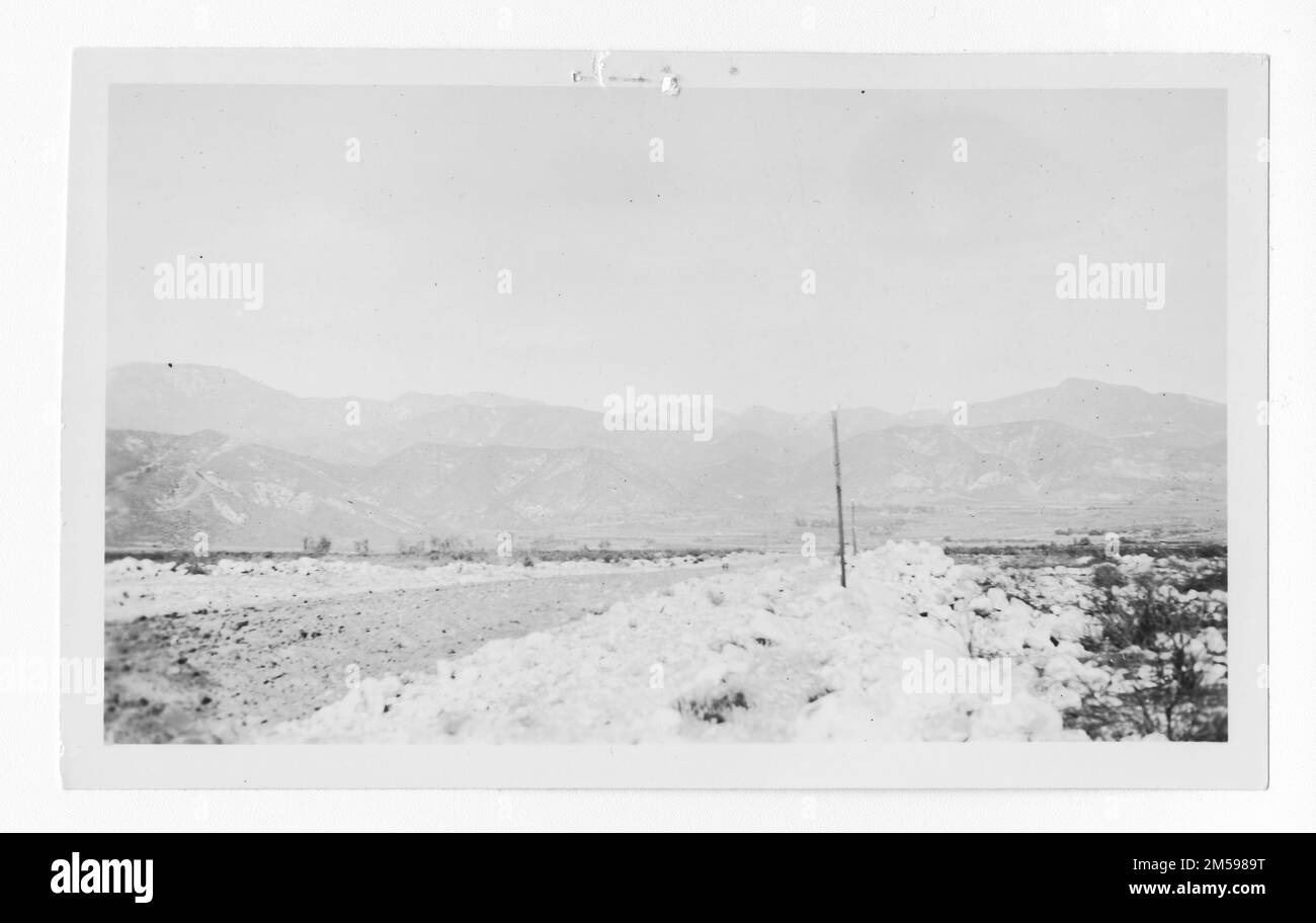 Originalunterschrift: „Road Dept. Planieren von Straßen - Morongo - Darstellung des Geländetyps. (Okt. 1936)". 1936 - 1942. Pazifikregion (Riverside, Kalifornien). Fotodruck. Innenministerium. Büro für Indianerangelegenheiten. Missionsbehörde. 11/15/1920-6/17/1946. Fotos Stockfoto