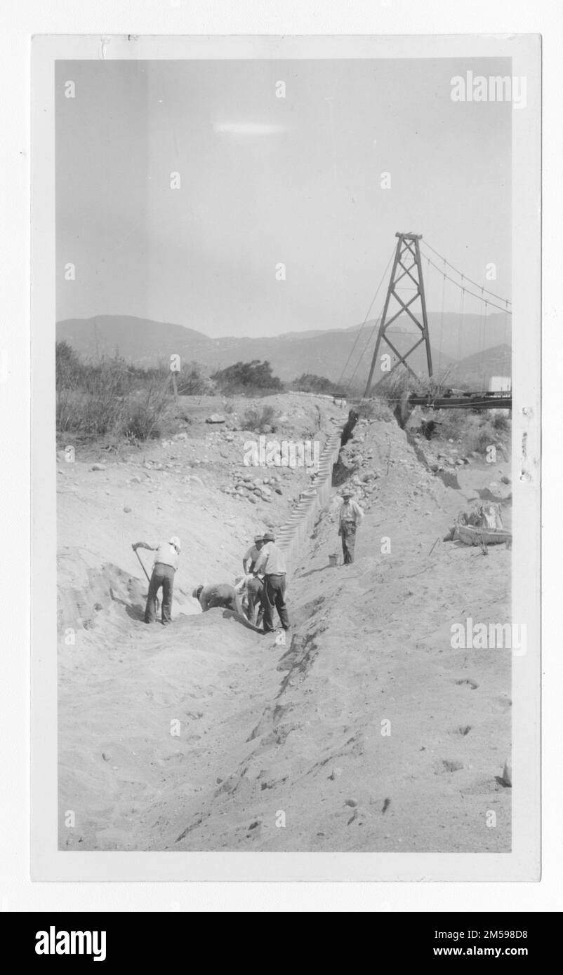 Originalunterschrift: '#1 - Laying 18'-Pfeife über den San Luis Rey River direkt unter der Hängebrücke in Pala. Nach Norden schauen. 21. August 1934." 1936 - 1942. Pazifikregion (Riverside, Kalifornien). Fotodruck. Innenministerium. Büro für Indianerangelegenheiten. Missionsbehörde. 11/15/1920-6/17/1946. Fotos Stockfoto