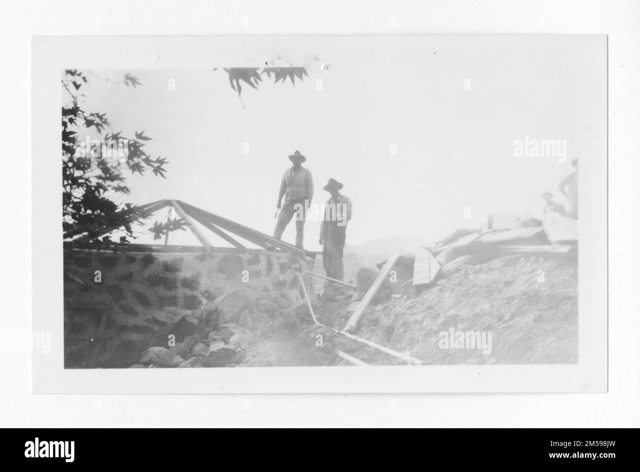 Originaltitel: "E.C.W. Mesa Grande. Stock Water Reservoir.“ 1936 - 1942. Pazifikregion (Riverside, Kalifornien). Fotodruck. Innenministerium. Büro für Indianerangelegenheiten. Missionsbehörde. 11/15/1920-6/17/1946. Fotos Stockfoto