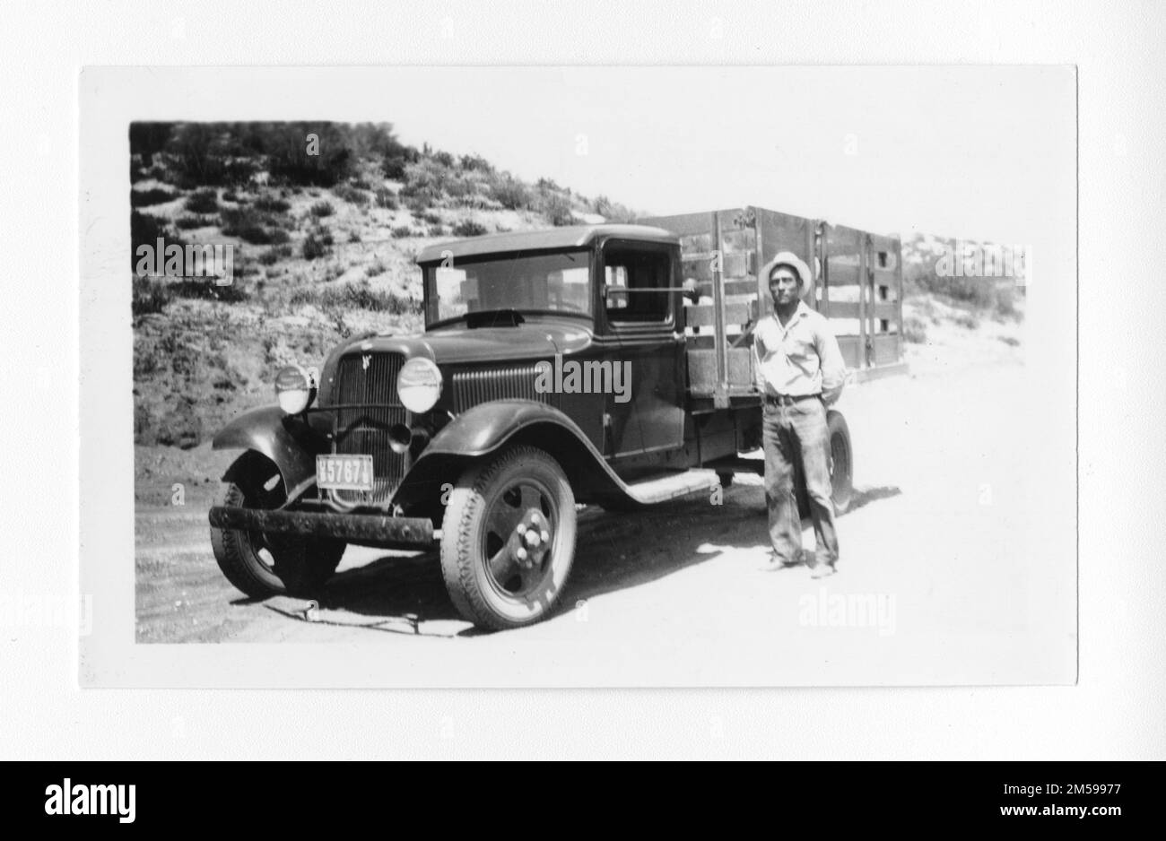 Originalunterschrift: "La Jolla - Tilano Rodriguez, LKW-Fahrer des ECW." 1936 - 1942. Pazifikregion (Riverside, Kalifornien). Fotodruck. Innenministerium. Büro für Indianerangelegenheiten. Missionsbehörde. 11/15/1920-6/17/1946. Fotos Stockfoto