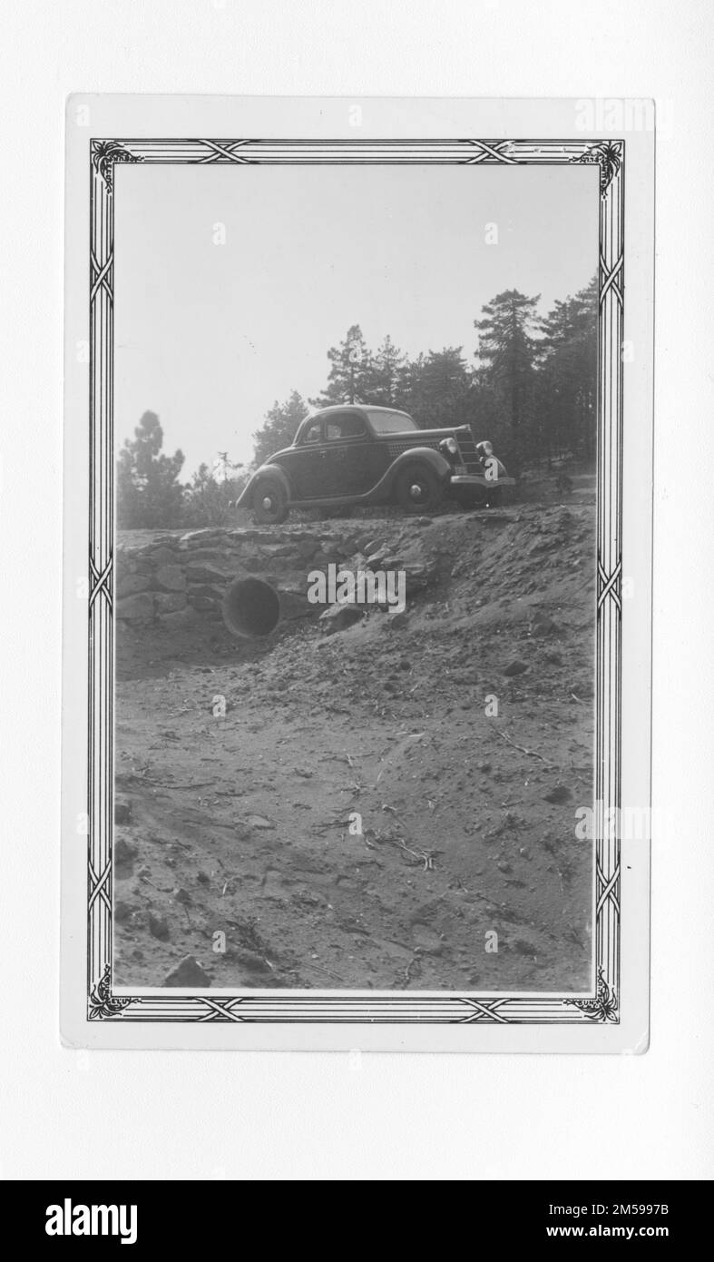 Originalunterschrift: „30“ Zementdurchfluss auf dem Lkw-Pfad Santa Ysabel (Mission)“. 1936 - 1942. Pazifikregion (Riverside, Kalifornien). Fotodruck. Innenministerium. Büro für Indianerangelegenheiten. Missionsbehörde. 11/15/1920-6/17/1946. Fotos Stockfoto