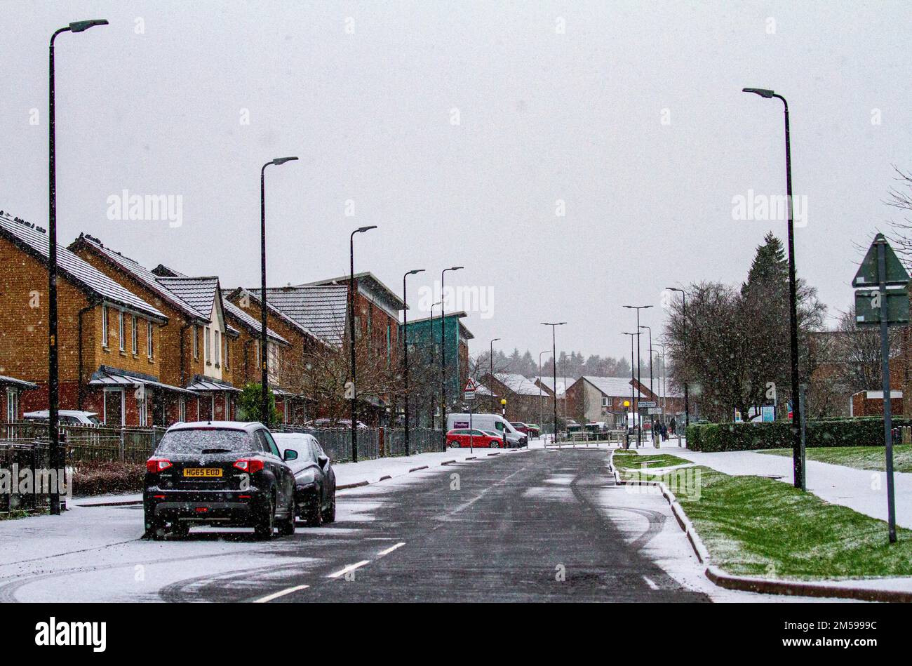 Dundee, Tayside, Schottland, Großbritannien. 27. Dezember 2022. Wetter in Großbritannien: Winter in Dundee, mit starkem Morgenschnee, der aufgrund eines Temperaturabfalls von 2 °C fällt. Einheimische und Autofahrer sind heute Morgen unterwegs, gefangen in den unerwarteten Schneefall. Kredit: Dundee Photographics/Alamy Live News Stockfoto