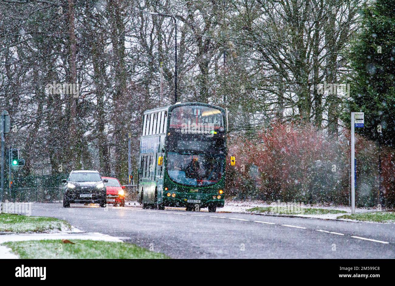 Dundee, Tayside, Schottland, Großbritannien. 27. Dezember 2022. Wetter in Großbritannien: Winter in Dundee, mit starkem Morgenschnee, der aufgrund eines Temperaturabfalls von 2 °C fällt. Einheimische und Autofahrer sind heute Morgen unterwegs, gefangen in den unerwarteten Schneefall. Kredit: Dundee Photographics/Alamy Live News Stockfoto