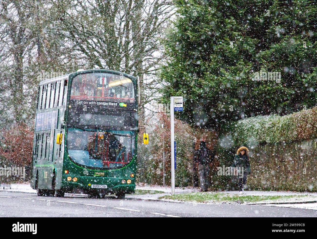 Dundee, Tayside, Schottland, Großbritannien. 27. Dezember 2022. Wetter in Großbritannien: Winter in Dundee, mit starkem Morgenschnee, der aufgrund eines Temperaturabfalls von 2 °C fällt. Einheimische und Autofahrer sind heute Morgen unterwegs, gefangen in den unerwarteten Schneefall. Kredit: Dundee Photographics/Alamy Live News Stockfoto