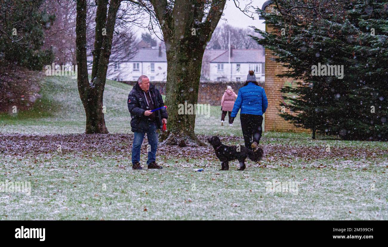 Dundee, Tayside, Schottland, Großbritannien. 27. Dezember 2022. Wetter in Großbritannien: Winter in Dundee, mit starkem Morgenschnee, der aufgrund eines Temperaturabfalls von 2 °C fällt. Einheimische und Autofahrer sind heute Morgen unterwegs, gefangen in den unerwarteten Schneefall. Kredit: Dundee Photographics/Alamy Live News Stockfoto