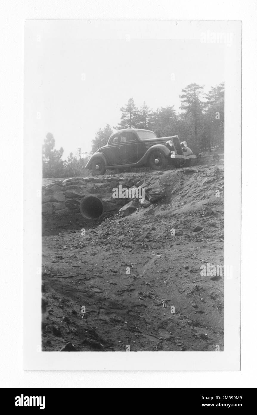 Originaltitel: "E.C.W. Santa Ysabel. Durchlass und Stirnwand auf LKW-Spur durch Kiefernholz. Jan 1936." 1936 - 1942. Pazifikregion (Riverside, Kalifornien). Fotodruck. Innenministerium. Büro für Indianerangelegenheiten. Missionsbehörde. 11/15/1920-6/17/1946. Fotos Stockfoto