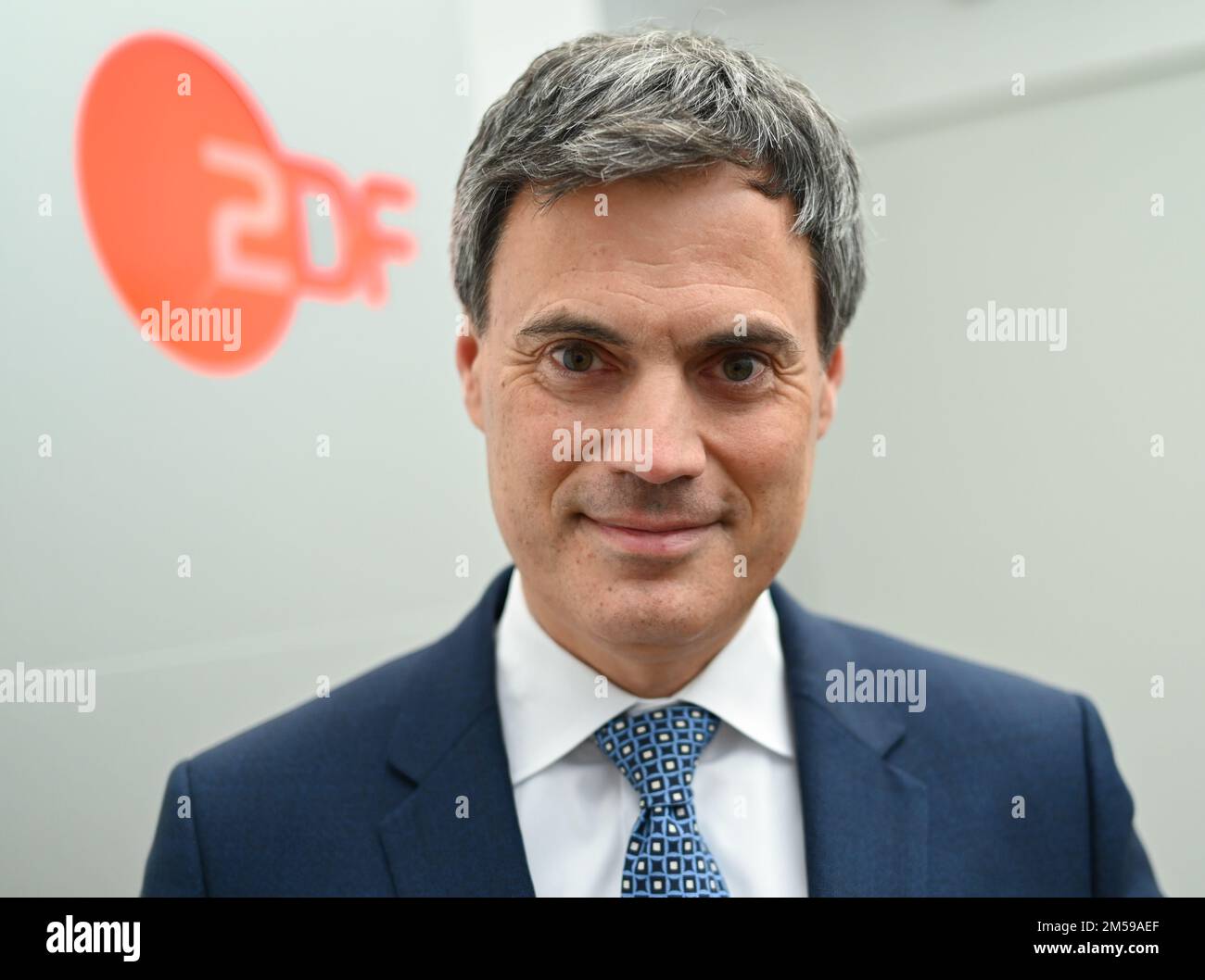 Mainz, Deutschland. 12. Dezember 2022. Norbert Himmler, Direktor von ZDF, steht vor einem ZDF-Logo am Rande eines Interviews mit der deutschen Presseagentur dpa. Kredit: Arne Dedert/dpa/Alamy Live News Stockfoto