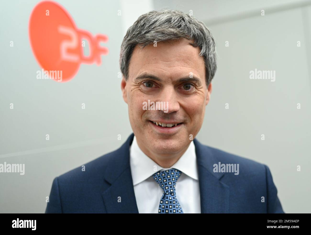 Mainz, Deutschland. 12. Dezember 2022. Norbert Himmler, Direktor von ZDF, steht vor einem ZDF-Logo am Rande eines Interviews mit der deutschen Presseagentur dpa. Kredit: Arne Dedert/dpa/Alamy Live News Stockfoto