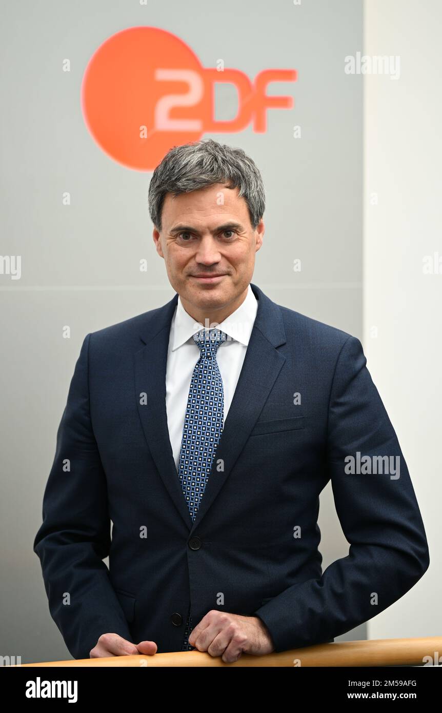 Mainz, Deutschland. 12. Dezember 2022. Norbert Himmler, Direktor von ZDF, steht vor einem ZDF-Logo am Rande eines Interviews mit der deutschen Presseagentur dpa. Kredit: Arne Dedert/dpa/Alamy Live News Stockfoto