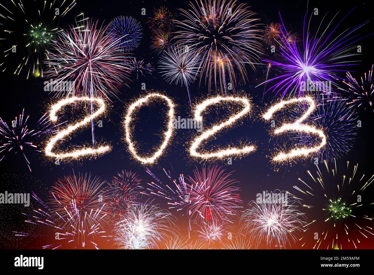 Feuerwerk am Nachthimmel, Neujahr 2023 Stockfoto