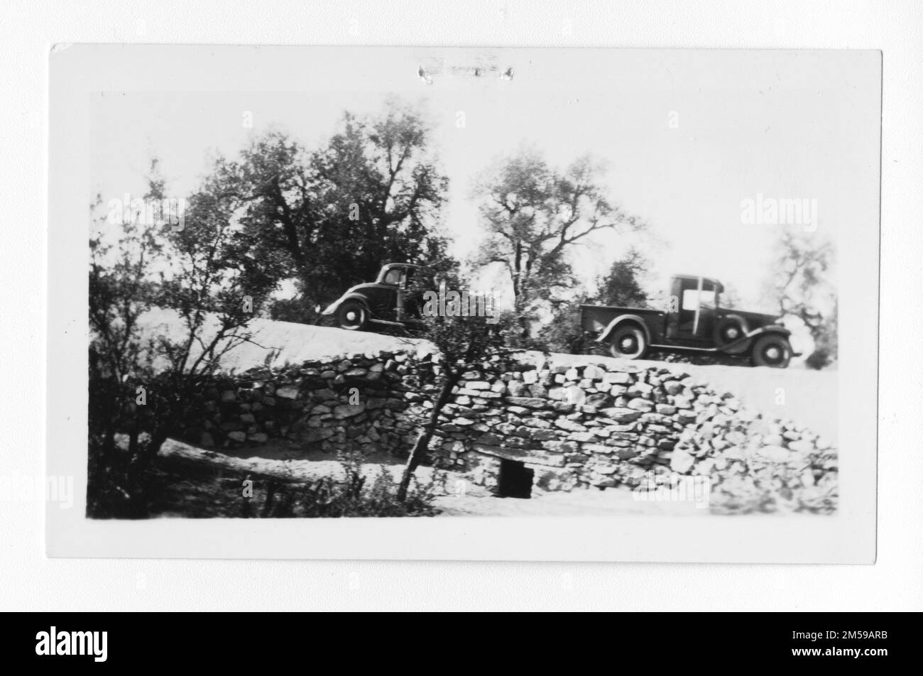 Originalunterschrift: "Campo - Felsendurchschnitt auf Lkw-Spur." 1936 - 1942. Pazifikregion (Riverside, Kalifornien). Fotodruck. Innenministerium. Büro für Indianerangelegenheiten. Missionsbehörde. 11/15/1920-6/17/1946. Fotos Stockfoto