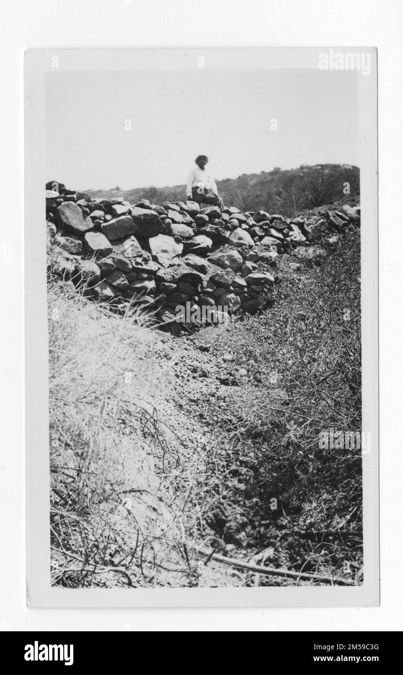 Originalunterschrift: „Pala – Haltewand auf Lkw-Spur. Ben Amago, E.C.W. Sub Foreman“. 1936 - 1942. Pazifikregion (Riverside, Kalifornien). Fotodruck. Innenministerium. Büro für Indianerangelegenheiten. Missionsbehörde. 11/15/1920-6/17/1946. Fotos Stockfoto
