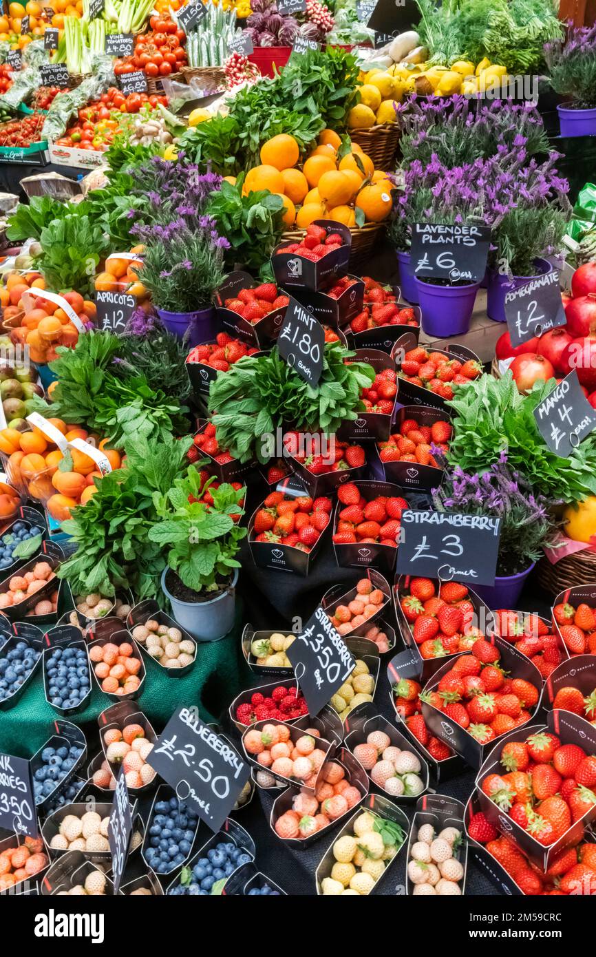 Borough Market, Ausstellung von Obst und Gemüse, Southwark, London, England *** Lokale Beschriftung *** UK,United Kingdom,Großbritannien,England,eng Stockfoto