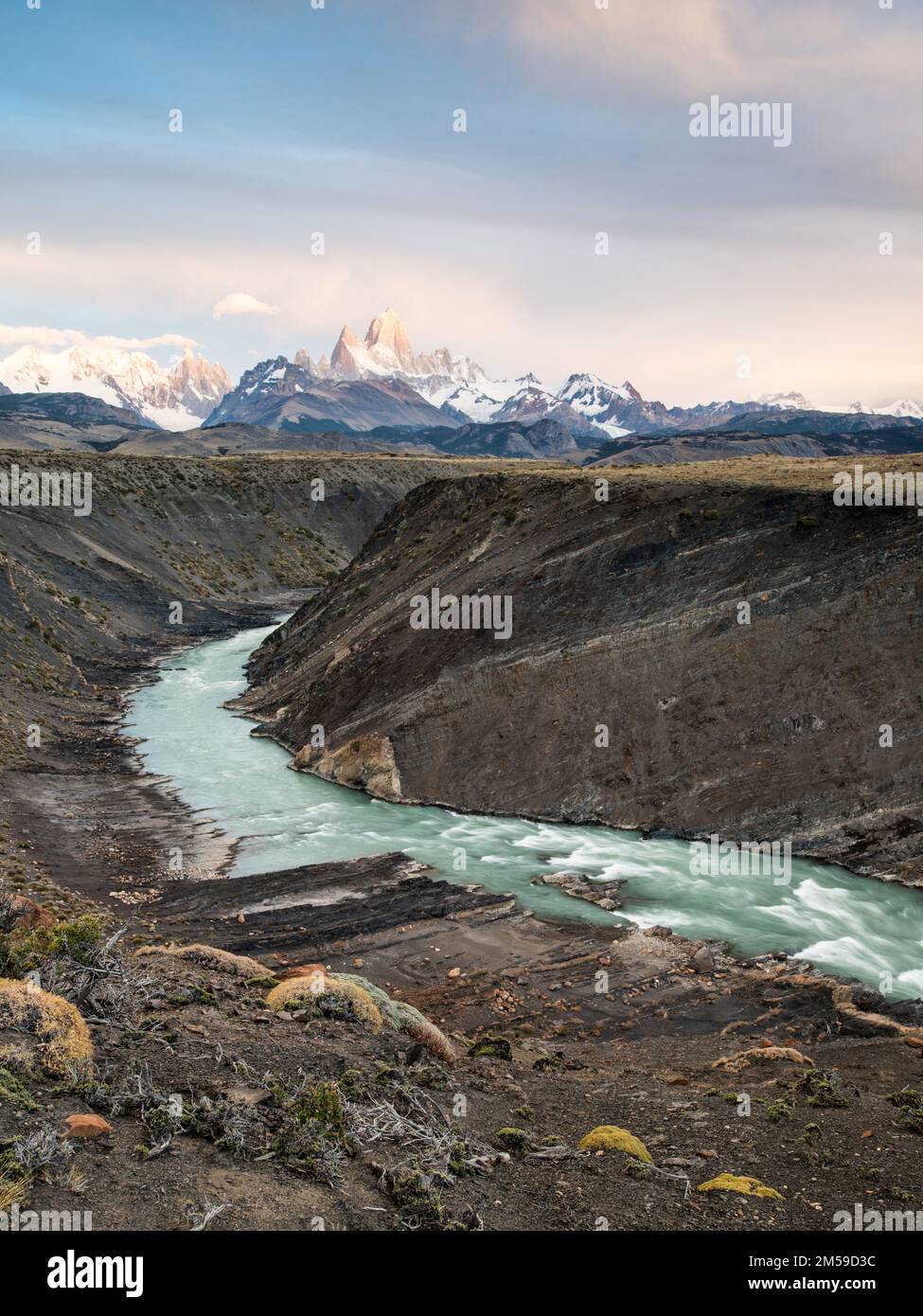 Cerro Torre und Fitz Roy mit dem Fluss Río de las Vueltas in Patagonien, Argentinien. Stockfoto