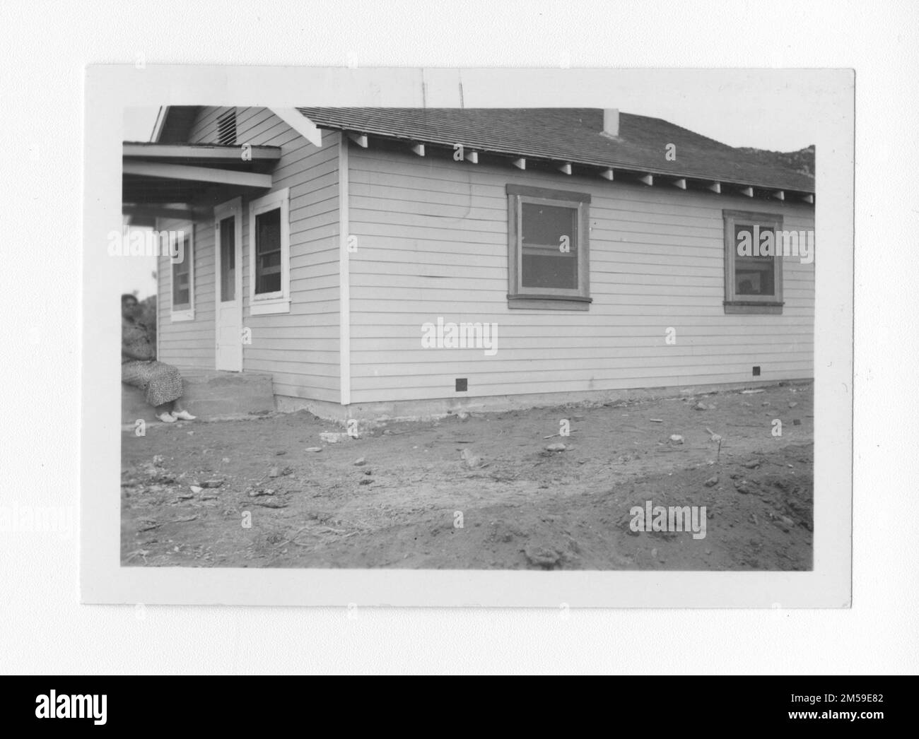 Originaltitel: Christine Meyers - Santa Rosa - IR&R neues Haus #244-B-1. Größe des Hauses 22' x 24' in Grau und Weiß gestrichen mit grünen Schindeln - 4 Zimmer. Juni 1937." 1936 - 1942. Pazifikregion (Riverside, Kalifornien). Fotodruck. Innenministerium. Büro für Indianerangelegenheiten. Missionsbehörde. 11/15/1920-6/17/1946. Fotos Stockfoto