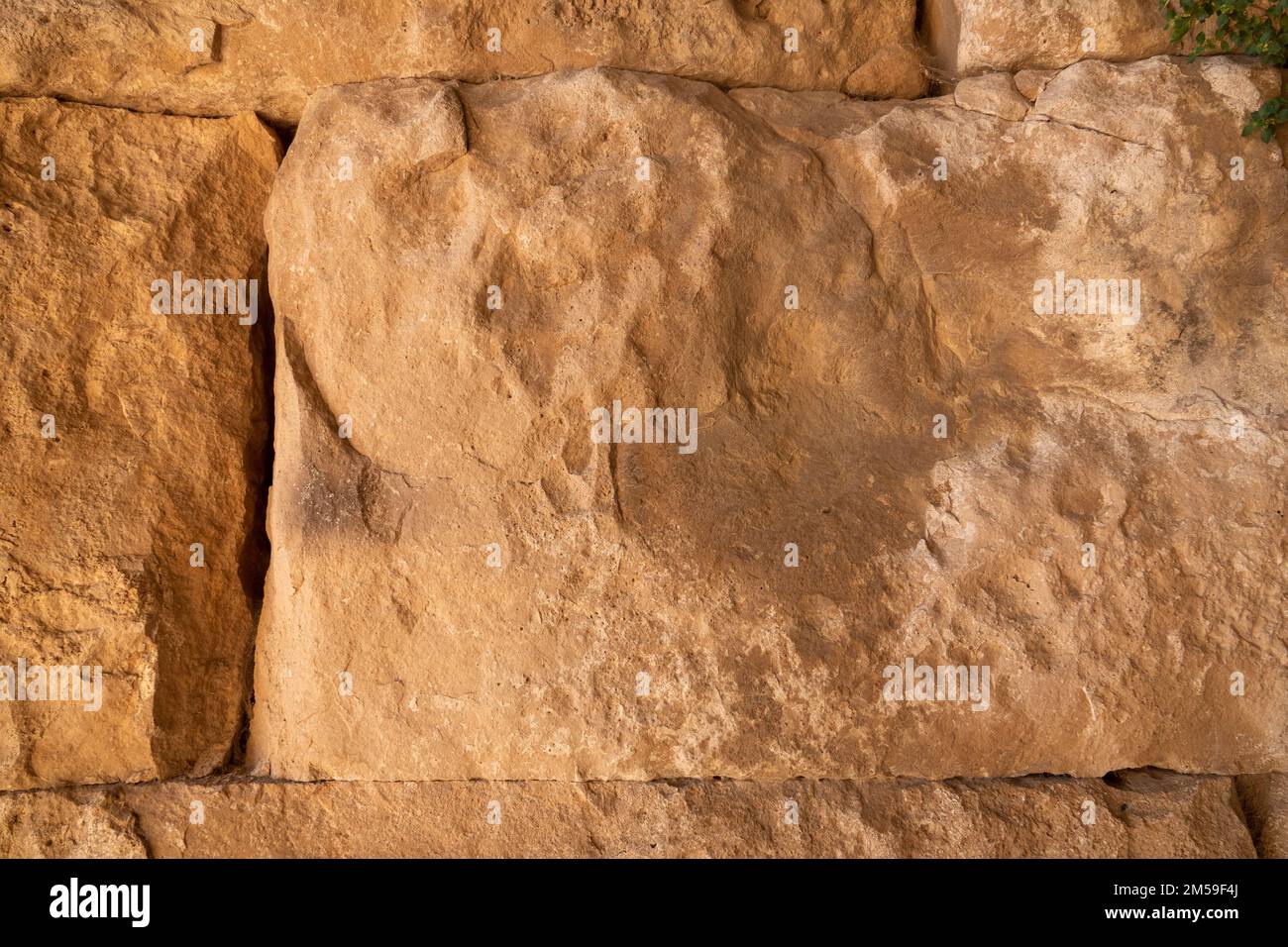 Überreste einer alten, handgefertigten Mauer. Grunge-Textur. Abstrakter Hintergrund. Stockfoto