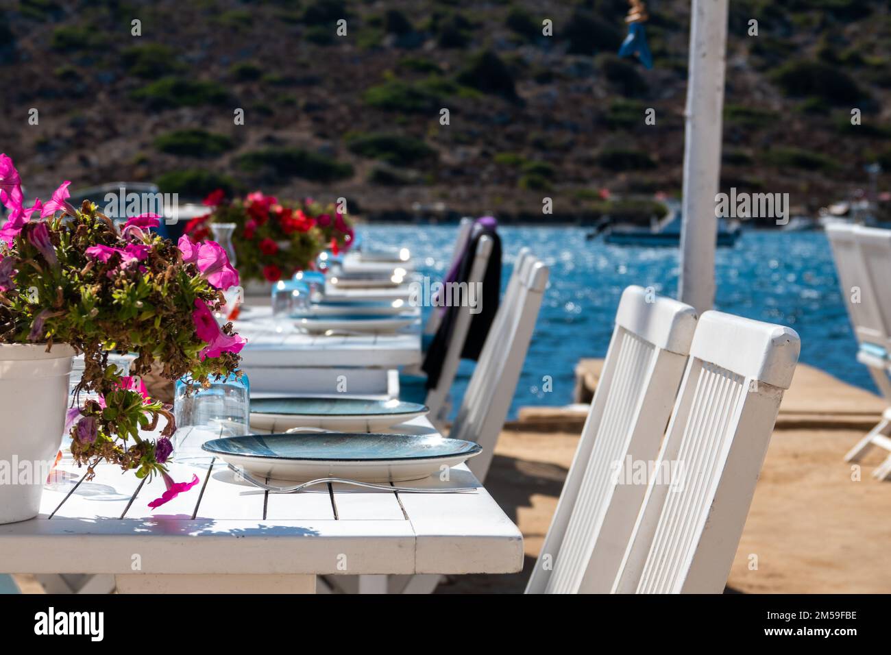 Esstisch für besondere Veranstaltungen, am Meer gelegen, mit Blumen dekoriert Stockfoto