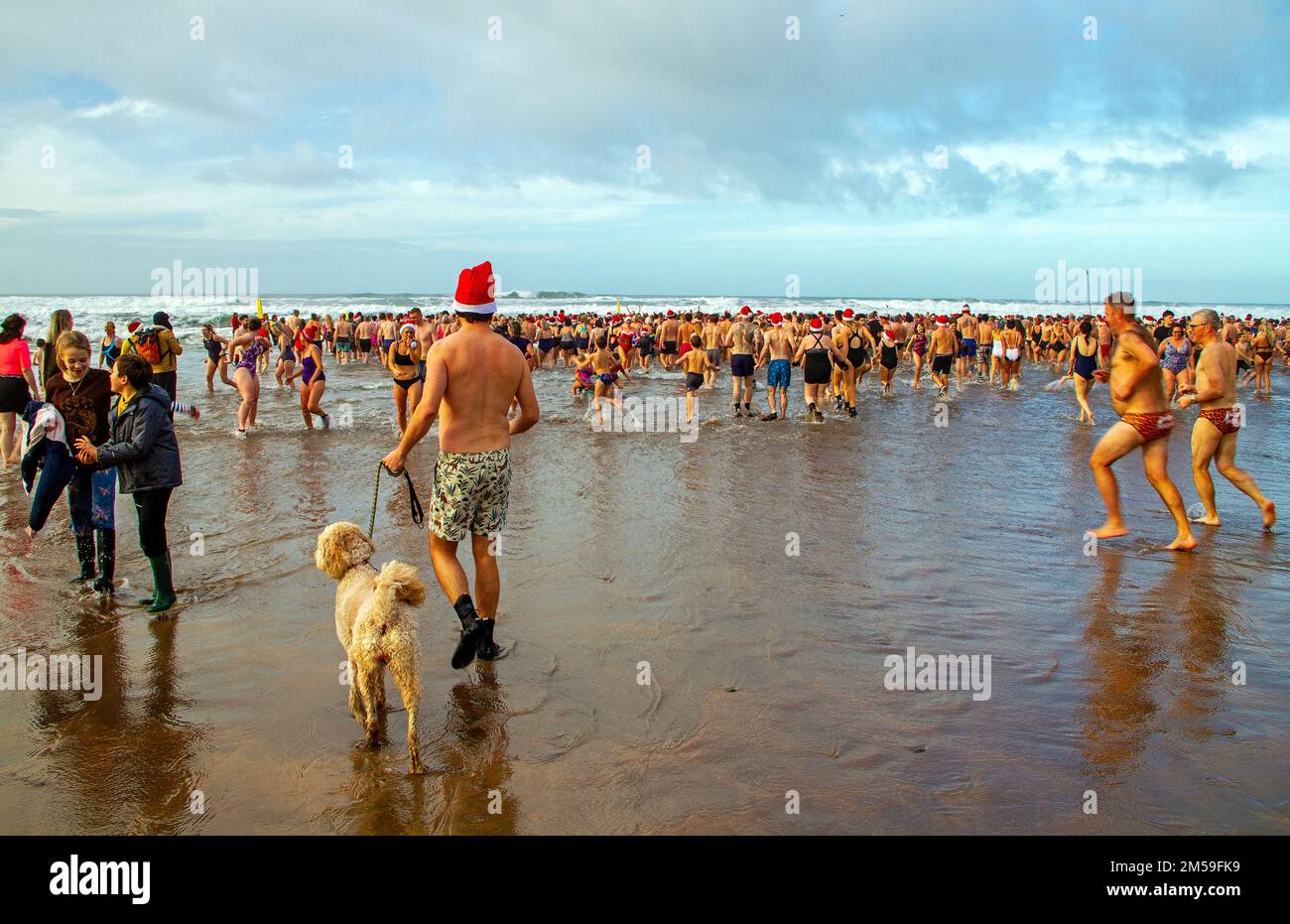 Mann mit Hund am Strand Stockfoto