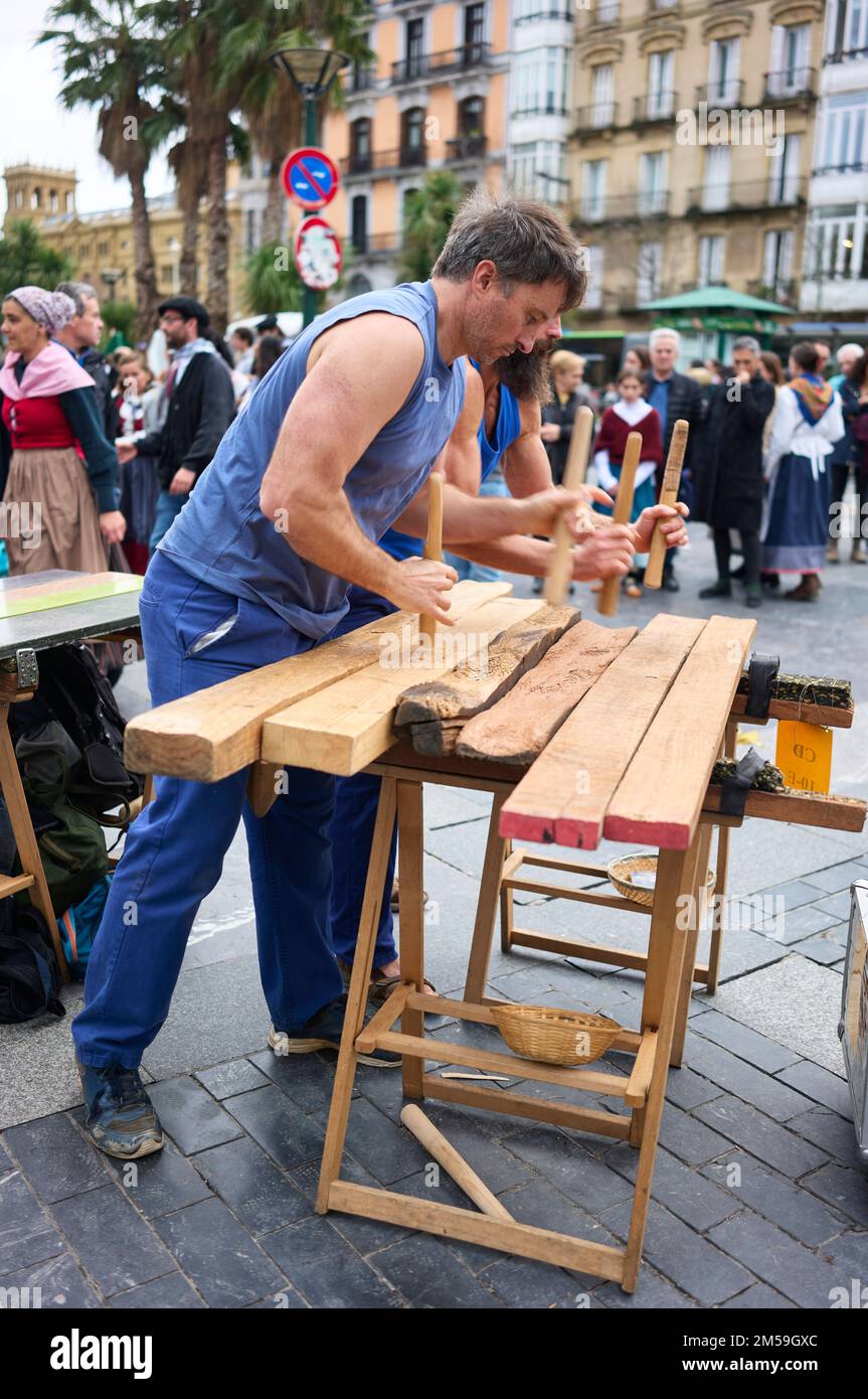 Musiker spielen die Txalapartment, ein traditionelles Instrument des Baskenlandes. Stockfoto