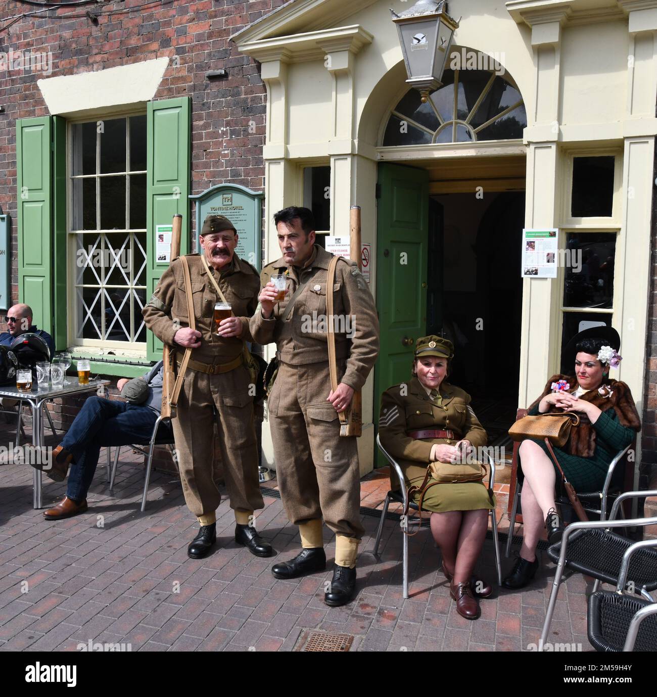 Die historische Stadt Ironbridge wurde dieses Wochenende an die 1940er erinnert, als zwei Nachbildungen des Weltkriegs aus ganz Großbritannien an der Wohltätigkeitsorganisation teilnahmen Stockfoto