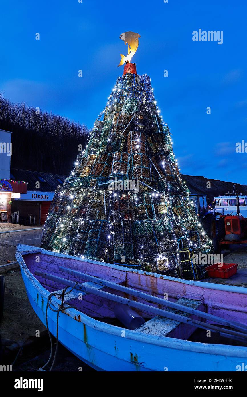 Ein Weihnachtsbaum mit Hummertöpfen von Fischern in der Fischerstadt Filey in East Yorkshire, Großbritannien. Bekannt als Fischbaum Stockfoto