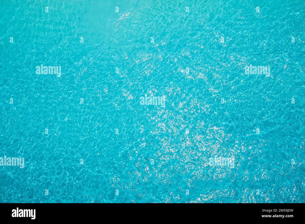 Blaues Meer, Blick aus der Vogelperspektive. Durchsichtiges Meerwasser in den Tropen Stockfoto