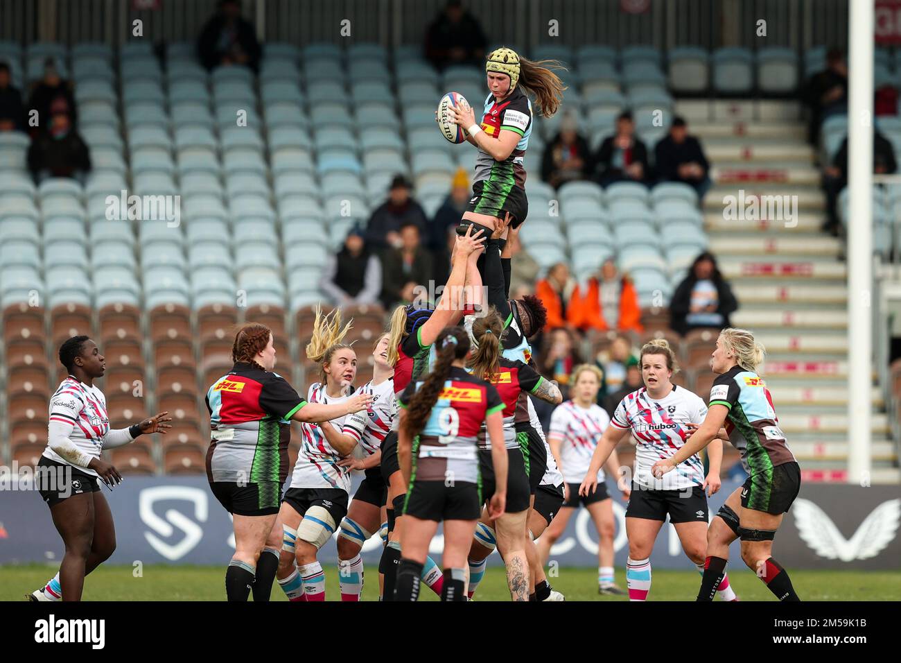 London, Großbritannien. 27. Dezember 2022. Emily Robinson von Harlequins Women springt beim Spiel der Allianz der Frauen mit dem Premier 15-Titel Harlequins Women vs Bristol Bears Women in Twickenham Stoop, London, Großbritannien, am 27. Dezember 2022 (Foto von Nick Browning/News Images) in London, Großbritannien, am 12./27. Dezember 2022 auf den Ball. (Foto von Nick Browning/News Images/Sipa USA) Guthaben: SIPA USA/Alamy Live News Stockfoto