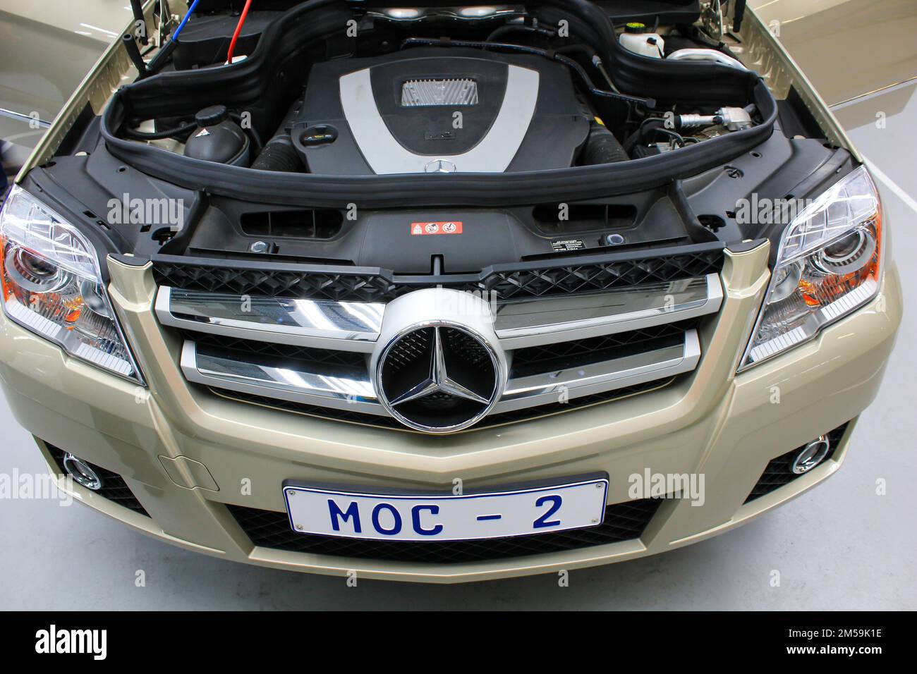 Bremen, Deutschland 2013. Mercedes Benz mit v6-Motor steht in der Halle des Mercedes-Werks in Bremen Stockfoto