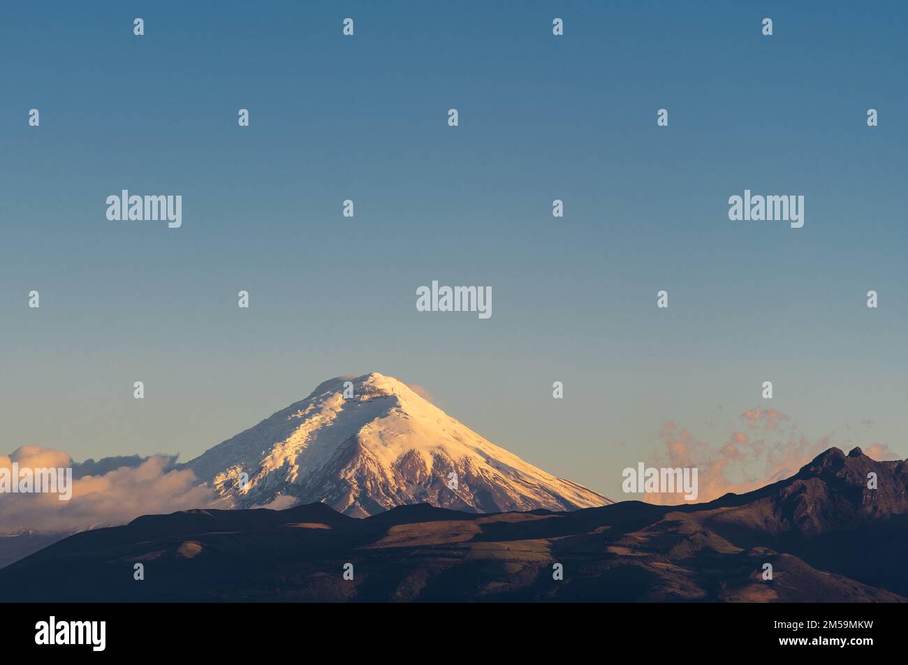 Cotopaxi-Vulkan bei Sonnenuntergang mit Kopierraum, Cotopaxi-Nationalpark, Quito, Ecuador. Stockfoto