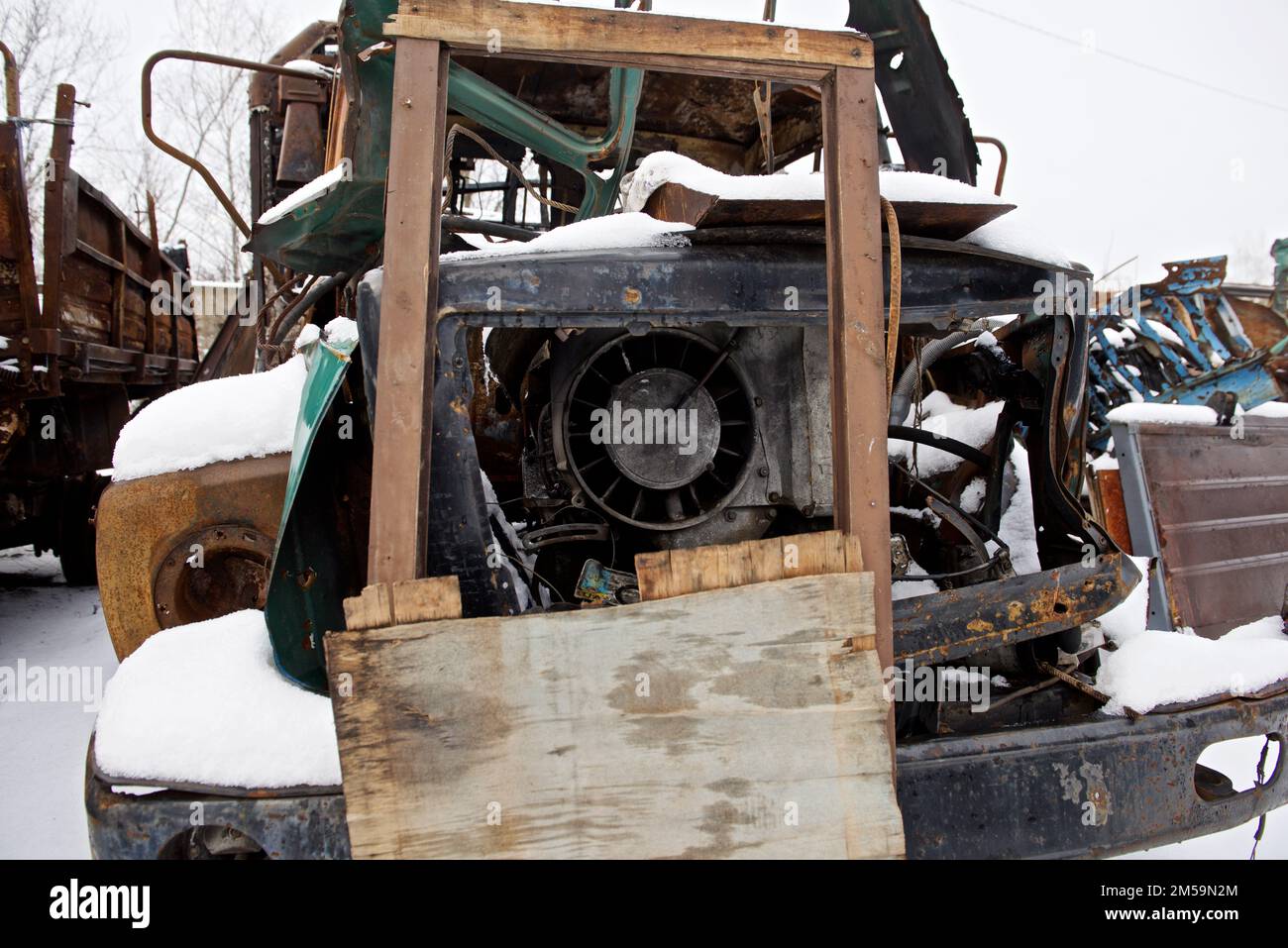 Explodierte Autos von Energiearbeitern in Tschernihiv Stockfoto