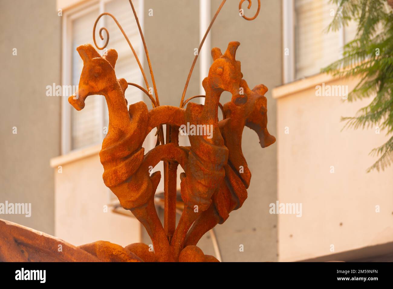 SANTIAGO DE LA RIBERA, SPANIEN - 12. JUNI 2022 die Statue befindet sich im Stadtzentrum in der Fußgängerzone Pintor Clemente und ist eine Hommage an das Auto Stockfoto